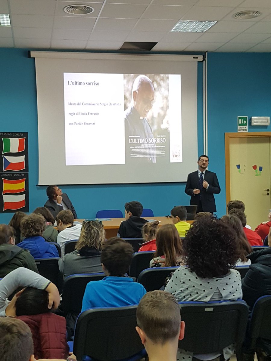 edexlibris's tweet image. Un momento della conferenza di oggi sulla presentazione del progetto "Fumetti storici itineranti". 
La sezione dedicata a Padre Pino Puglisi. 
#edizioniexlibris #carloguidotti #referencepost #libri