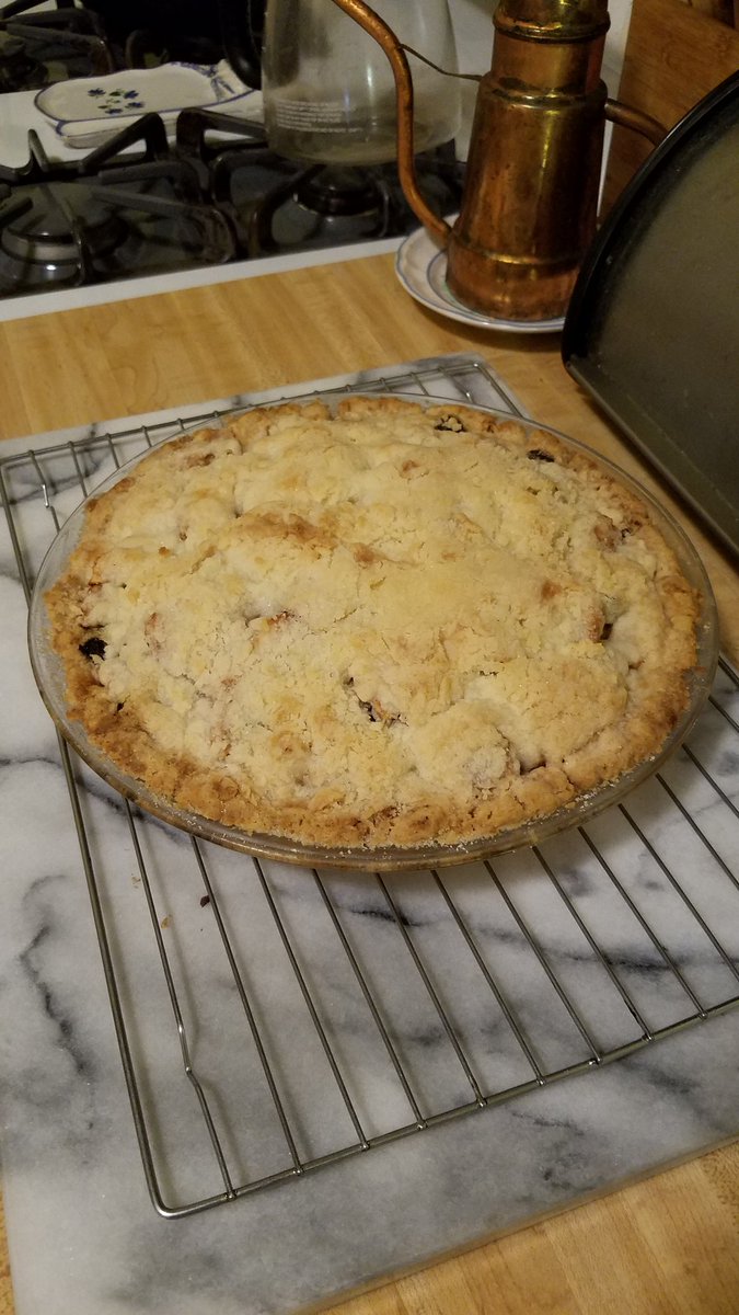 Kurdan_Sourpuss's tweet photo. A thing happened in my oven 😽❤ iunno~ *shrugs and loafs*
#Foodporn #HowDidThisHappen
#ApplePieFromScratch https://t.co/9A3du53pr0