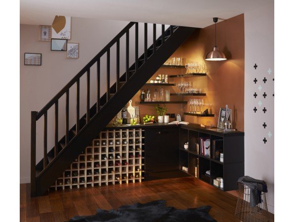 Aménager au mieux le vide sous l’escalier pour créer des espaces de rangement deco-cool.com/amenager-escal…