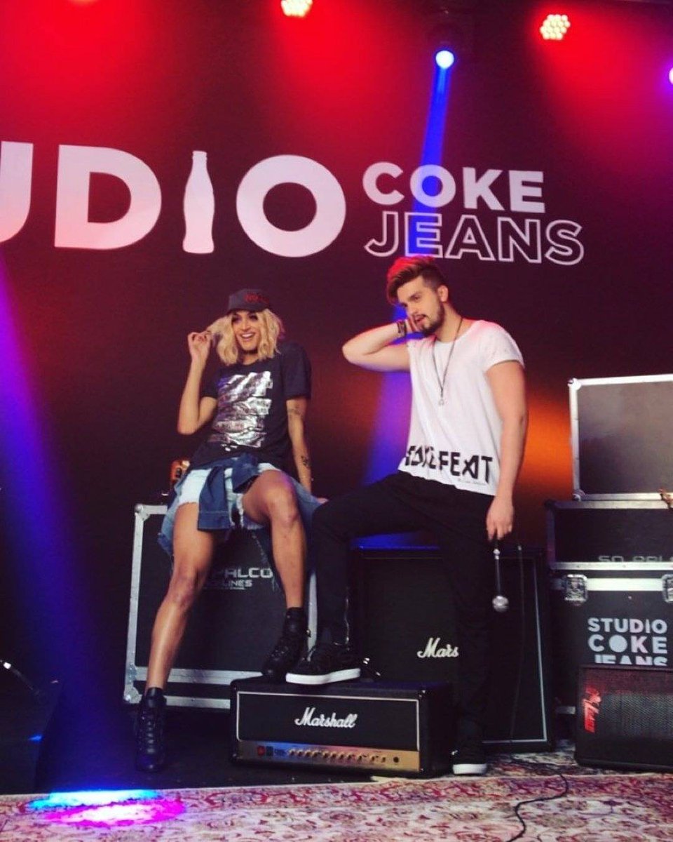 tropadols's tweet photo. Mais clicks dos #cokestars @luansantana @pabllovittar @diferrero @lucyalves @manugavassi na gravação da campanha #studiocokejeans #luansantana **tata https://t.co/JrhfKKXYvA