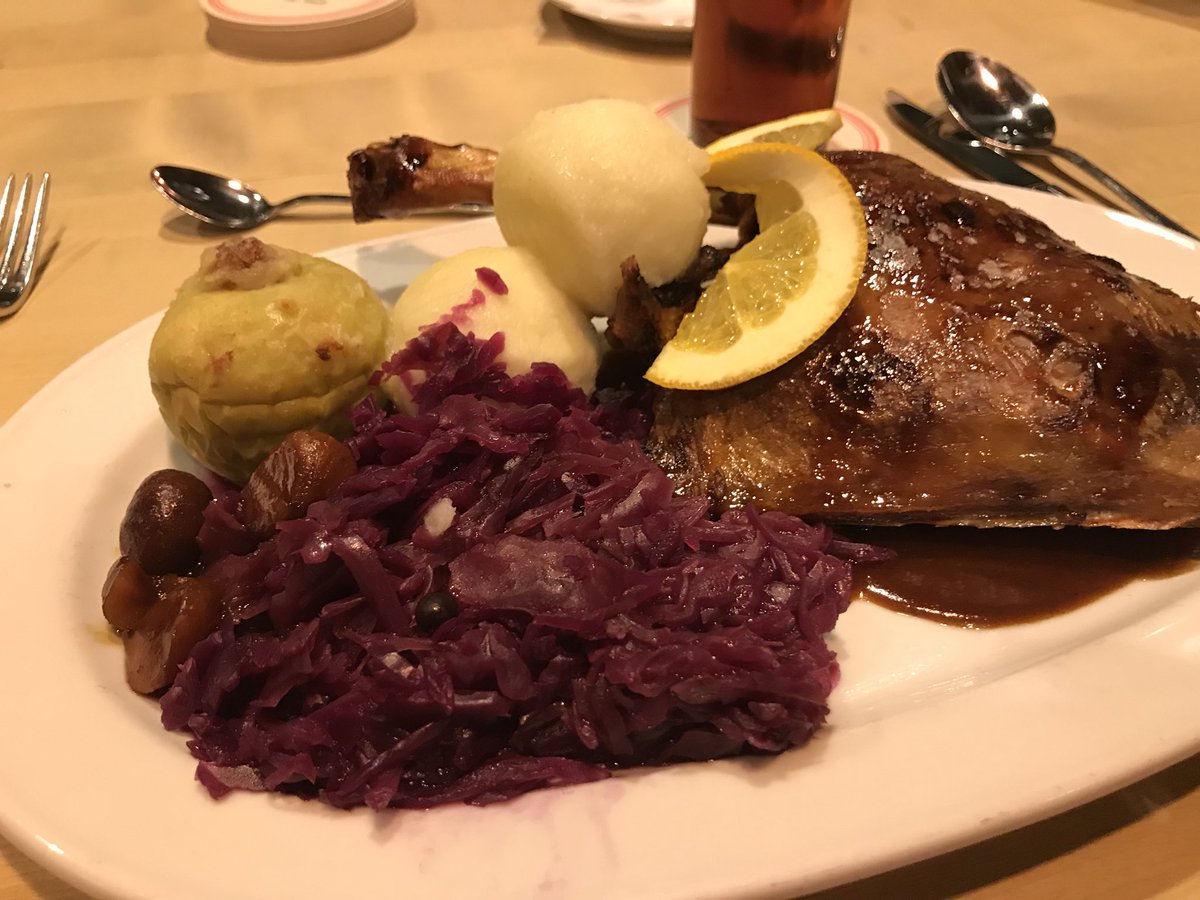 CarmenHi's tweet photo. Nach dem #contentslam musste es noch das Gänseessen des #bdp sein. Bundesverband deutscher Pressesprecher. #Uerige https://t.co/0BVWN0CGAU