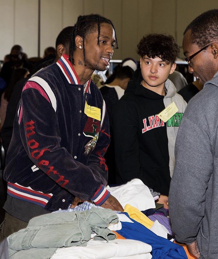 RodeoTheAlbum's tweet photo. Travis Scott giving away free clothes to the homeless for Thanksgiving 🙌 https://t.co/rLTNxKPbp8
