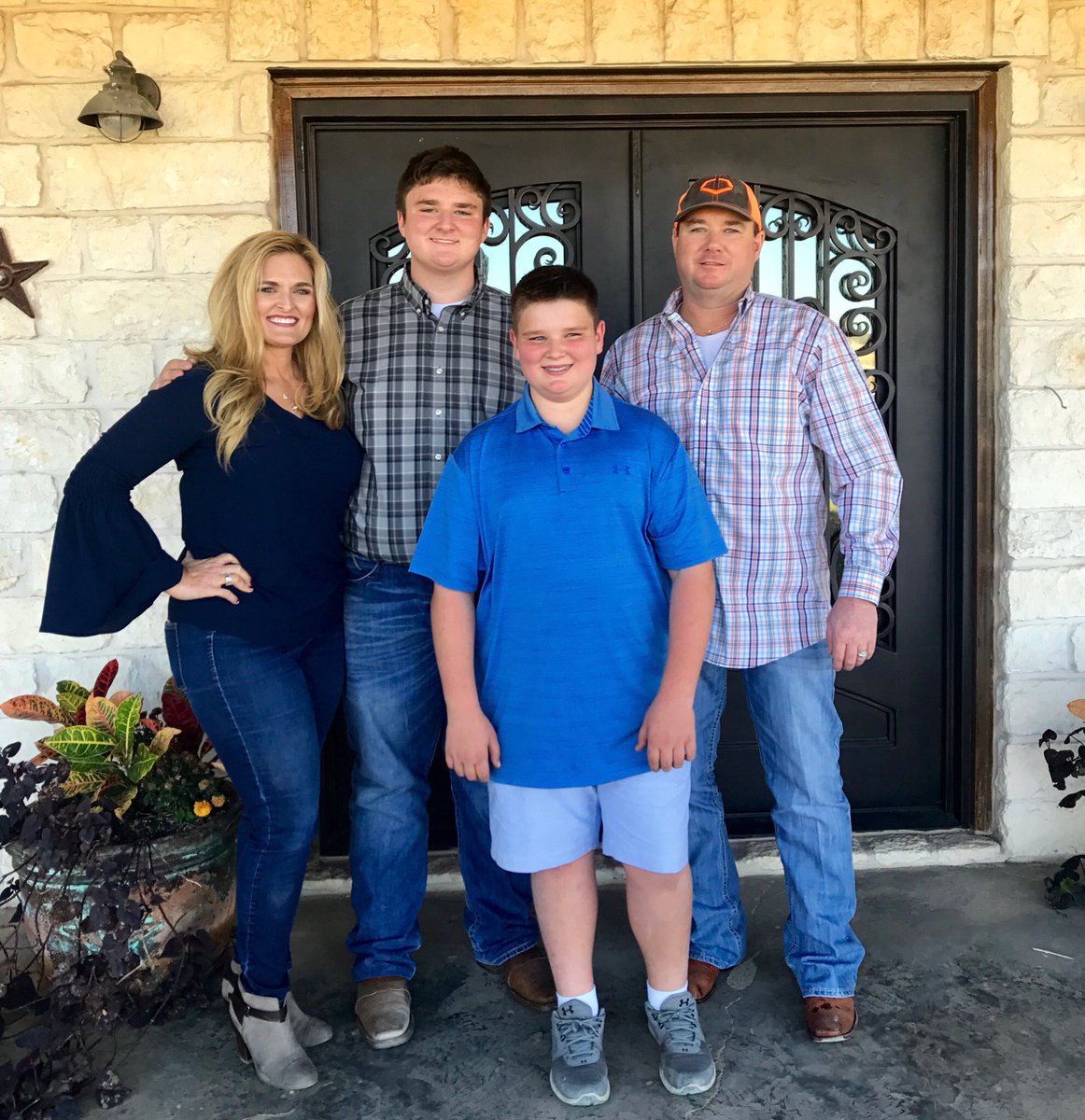HayleyTidwell's tweet photo. Happy Thanksgiving from the Tidwell's! https://t.co/2zRP1zjIEX