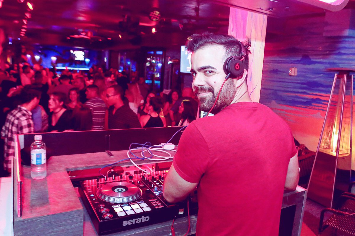 alensarell's tweet photo. Como cuando no pudiste dormir pero sientes y la recordarás como una noche especial 😘♥️ / Like when you could not sleep but you feel and you will remember it as a special night #HappyThankgiving #djlife #ThankfulFor the #love #alensarell https://t.co/uyGjETgtTt