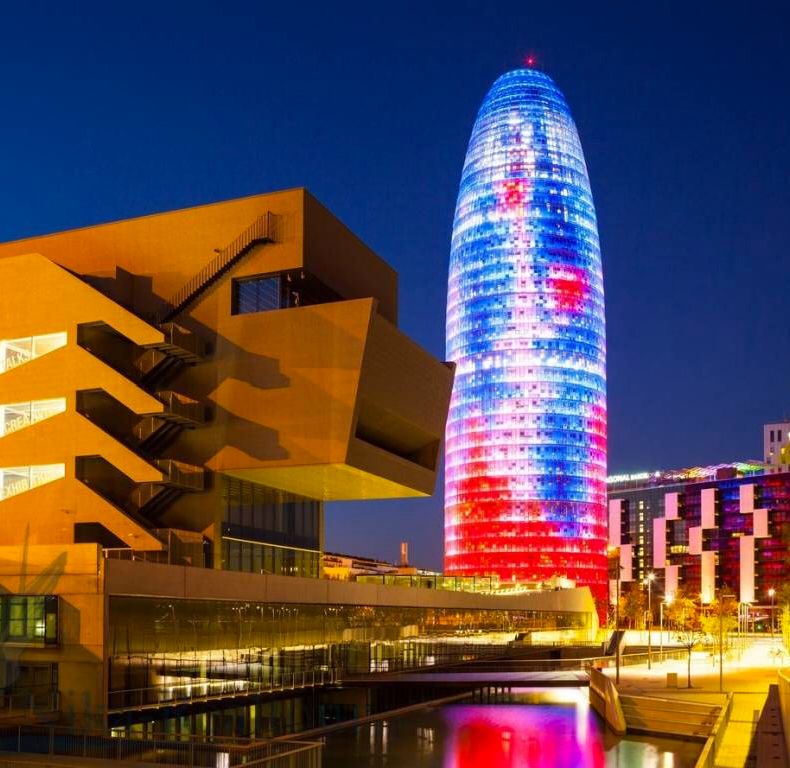 ALBAStudyAbroad's tweet photo. The 22@ is the innovation district in Barcelona · More than 7,000 companies, shops and establishments · 90,000 workers · Start-ups, research, training and technological companies
#agbar #agbartower #22arroba #researchpark #aftercollege #studyabroadlife https://t.co/H4VbQ7sstz