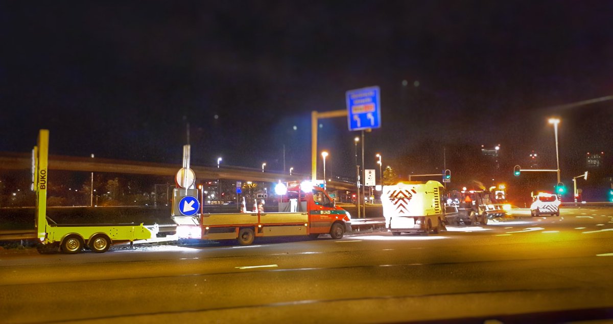 Afgelopen nacht spoelen en zuigen afvoeren alle viaducten Schieplein met Riooldienst en WRT Noord.