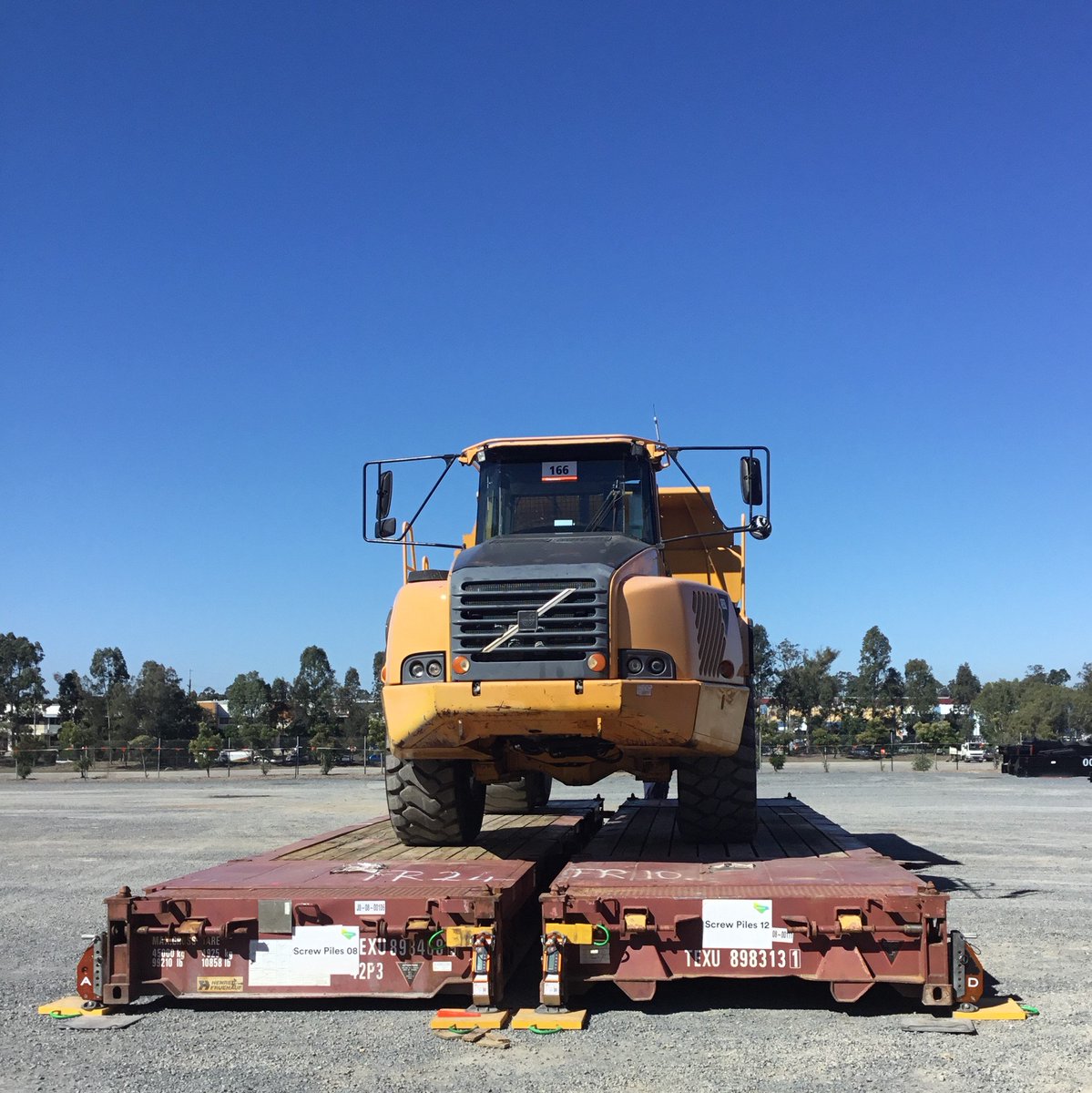 Conweigh1's tweet photo. More than one way to weigh heavy machinery? 👍 What Conweigh can weigh besides #shippingcontainers: https://t.co/JFfqGko7Z0 https://t.co/H3uRSG0bUe