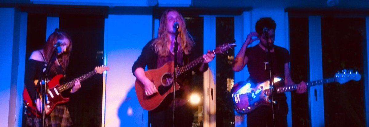 rossangeles2015's tweet photo. Thu night: @rossangeles2015 @ #BalloonBar, #Bristol.
Nice to meet @jenningscouch (& play w/ our brand new lights!)
@bbcintrohw @bbcintrowest https://t.co/flMkbq1QQm