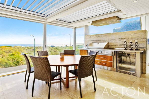 ReconDaily's tweet photo. #Awardwinning residence on #NorthCottesloe beach, #forsale. https://t.co/UDKt4Sx0Yz #WA #TheShorehouse #TheBlueDuck #DaisiesCafe @ACTON_Group https://t.co/VohLUItgYk