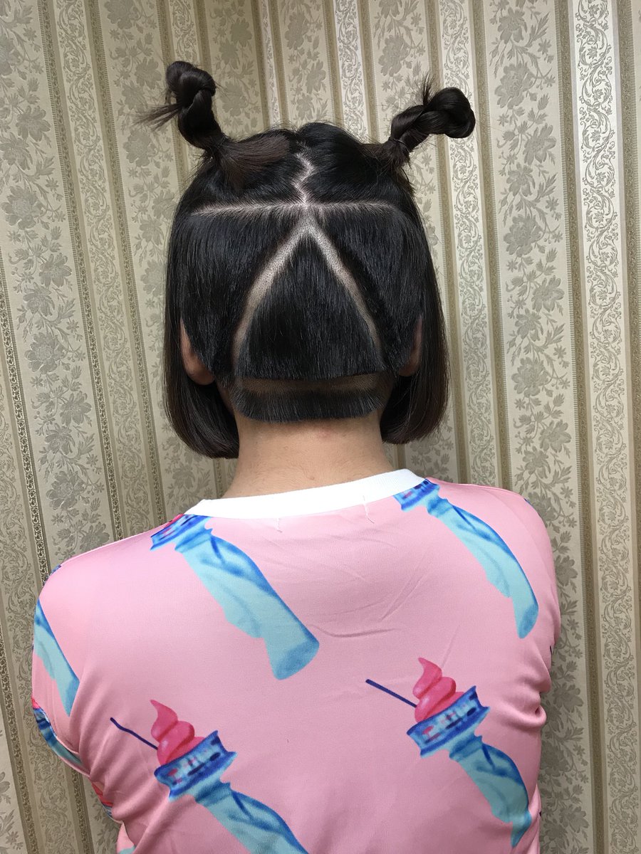 シャンテグラム Twitterren ヘアスタイル紹介 シンプルなぱっつん水平ボブ 内側にトライアングルデザインカット お洋服コーディネートやアクセサリー その時の気分に合わせて髪型アレンジで お出かけもより楽しいですよね