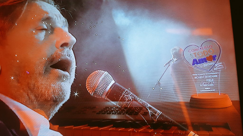 amor1033's tweet photo. ¡Y llegar contigo a la cima del cielo! @montanertwiter en #ConTodoAmor https://t.co/xZ5xFsM0jQ
