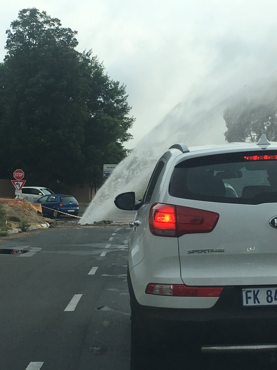 200ts's tweet photo. @JHBWater @JHBWaterWatch @ewnreporter water gushing CR Swart Dr #bokskruin #jmpd https://t.co/QyUrkVw0DF