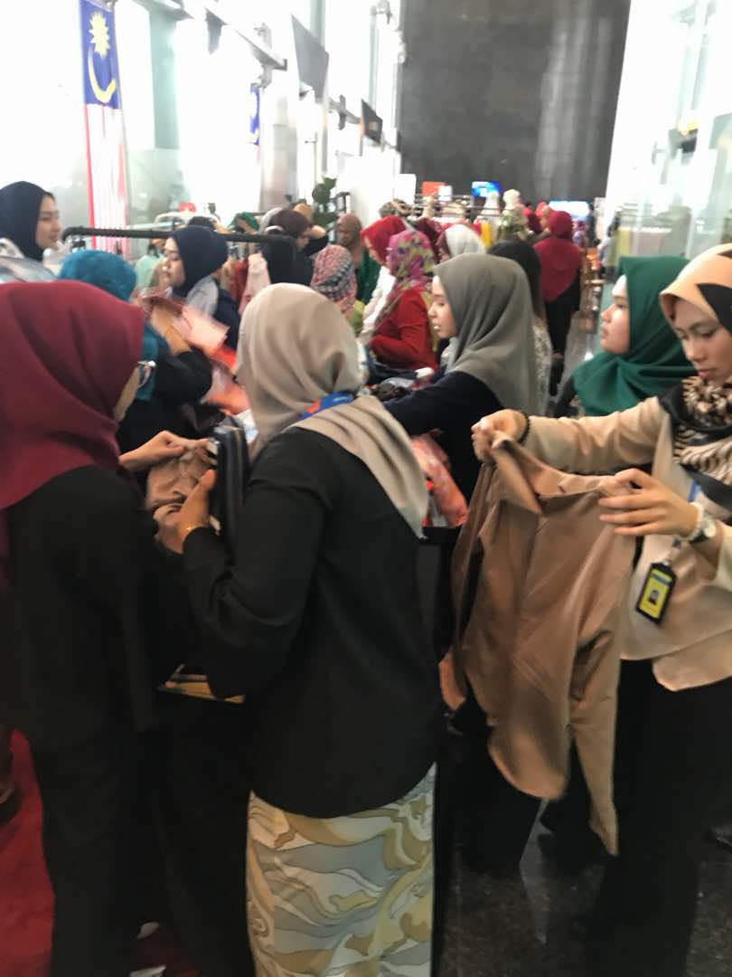jom kak beli kak. borong banyak banyak di #lilypetuna #lilypetunaXbankrakyat #saleloriterbalik