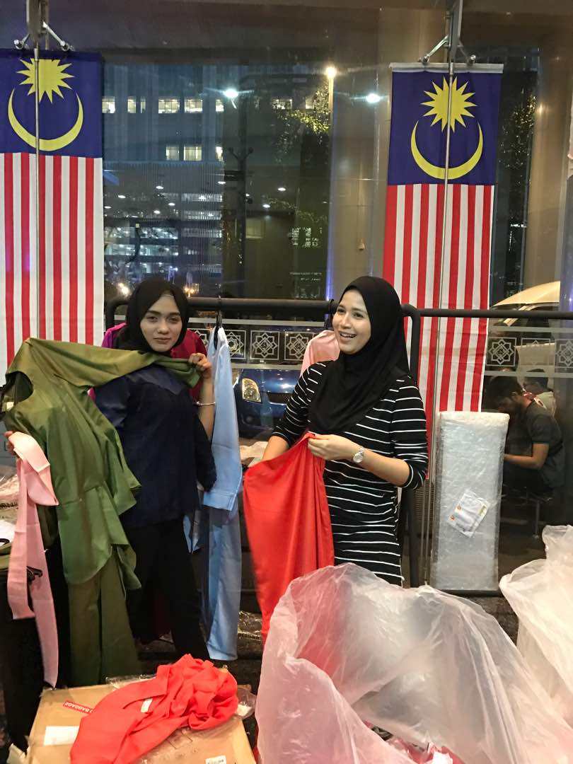 akak berdua yang comel ni akan jaga booth #lilypetuna ni. korang nak berkenalan bolehlah. #lilypetuna #saleloriterbalik