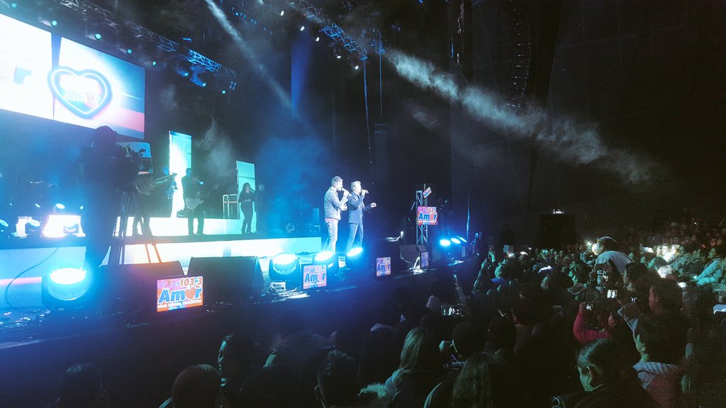 amor1033's tweet photo. Ahora @JM_Napoleon nos interpreta su nuevo sencillo "Atrévete" en el escenario de #ConTodoAmor Velo en https://t.co/qyG0NpazD3 🤗🎙🎶👏 https://t.co/lEoZdPhHtH