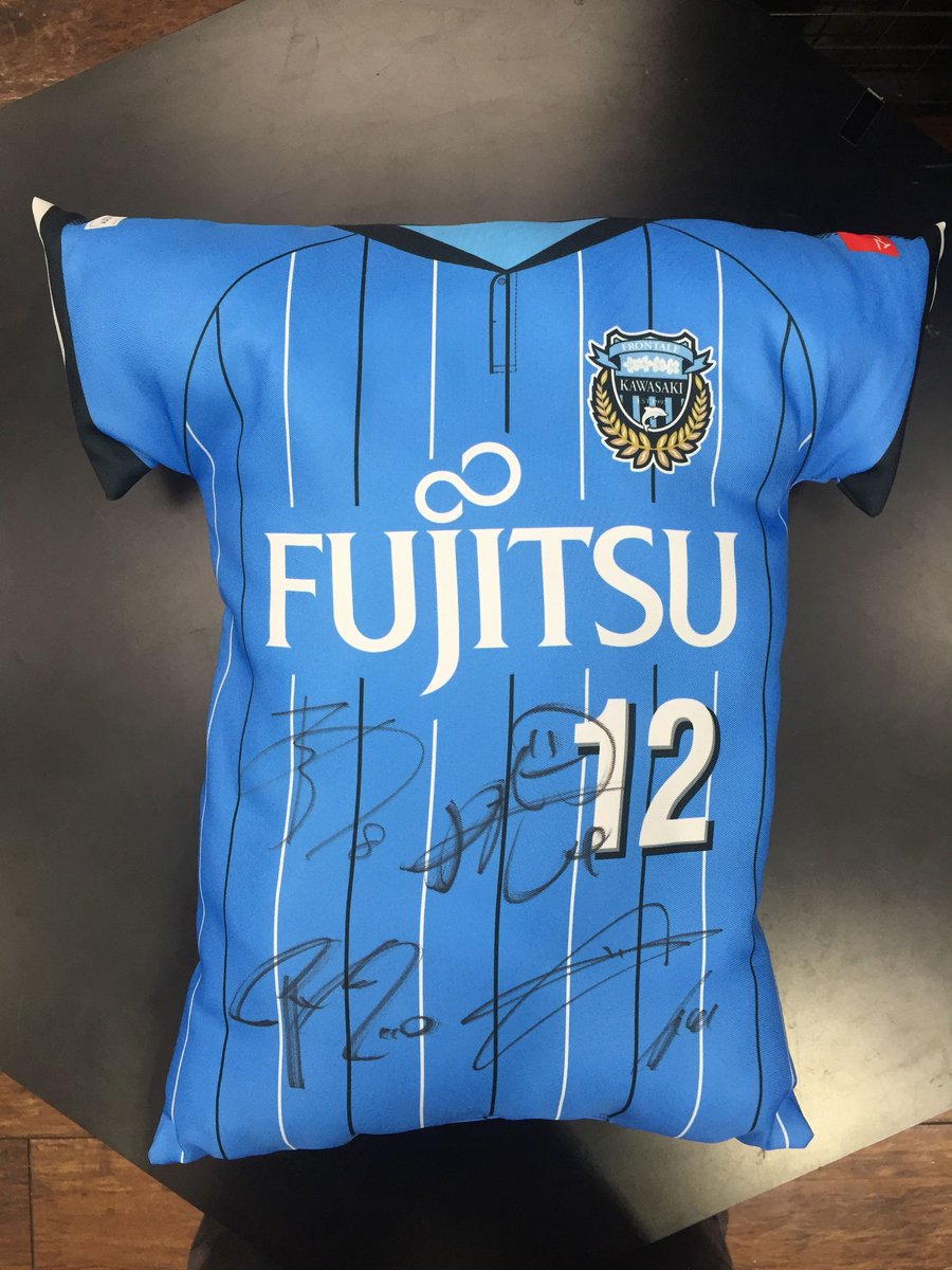 frontale_staff's tweet photo. 【イトーヨーカドー優勝応援セール続き】新百合ヶ丘店初のグッズ販売!ガラポンの特賞はサイン入り2016年ユニフォームや非売品ユニ型クッション!さらにヨーカドー限定記念プレートも販売!期間中プレートご購入でサイントレカを進呈!その他グッズも販売するので是非ご来店ください!【営業】#frontale https://t.co/TIeCUER0FY