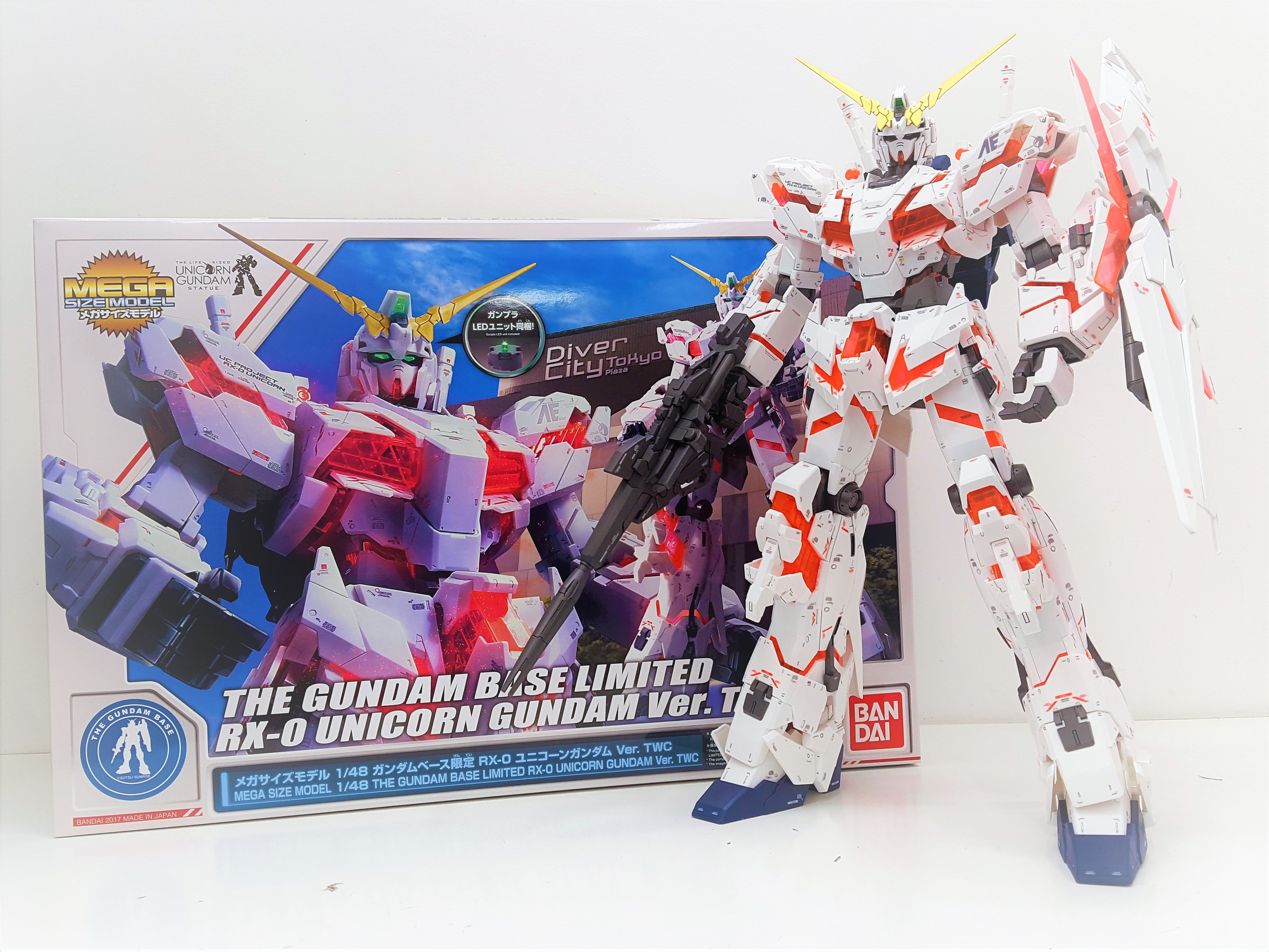 The Gundam Base 本日よりガンダムベース東京にて新しい限定商品が登場です まずご紹介するのは メガサイズモデル 1 48ガンダムベース限定rx 0 ユニコーンガンダム Ver Twc です 今年発売されたメガサイズユニコーンが早くも立像バージョンとなっ