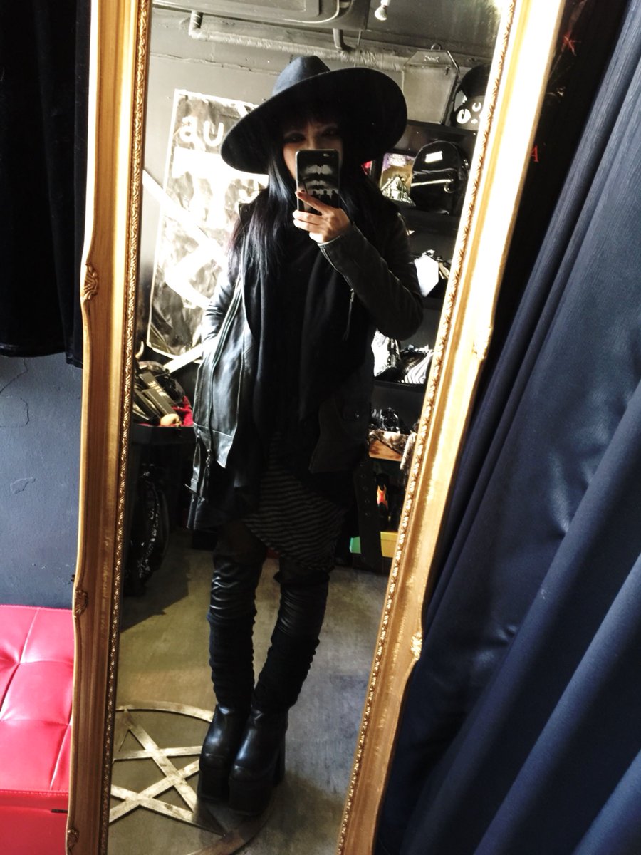 ra20022006's tweet photo. #MNML アシンメトリーカーディガンは革ジャンとも好相性。美しいドレープラインが出ます。
https://t.co/sY7RTFE8kC
#shopromanesco #dollskill #helthgoth #エピキュリアンガーデン # black style https://t.co/nJE0iZ6wRp