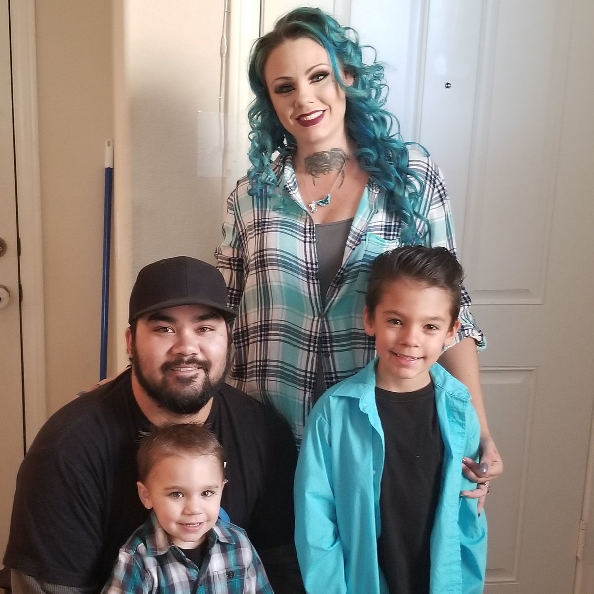 KittyRushing's tweet photo. #HappyThanksgiving #HappyThanksgiving2017 #family #LoveIt #Holiday2017 #MyBoys #happyfamily #2017 https://t.co/mWPQlJixXA
