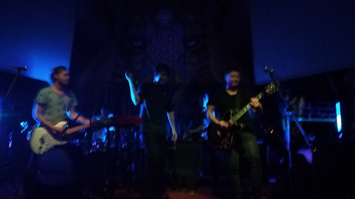 Talento306's tweet image. El público bogotano le responde de manera maravillosa a .@arboldeojos, quienes liberaron toda su energía en la #GiraAnimales2017 #TalentoLocal