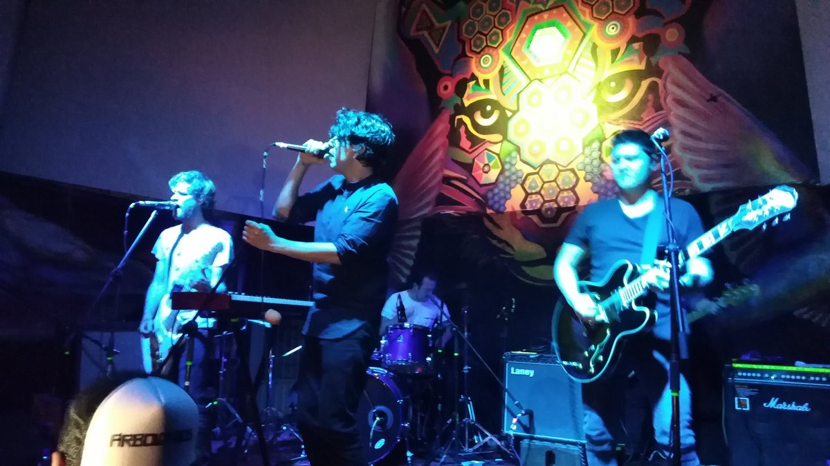 Talento306's tweet image. El público bogotano le responde de manera maravillosa a .@arboldeojos, quienes liberaron toda su energía en la #GiraAnimales2017 #TalentoLocal