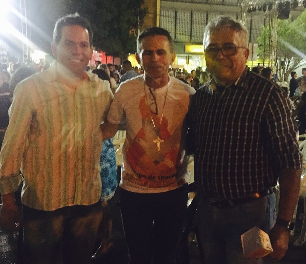 VingtunRNeto's tweet photo. Ao lado de Tião prestigiei o espetáculo mossoroense Natalis. Parabéns aos professores, funcionários e alunos pela belíssima encenação! https://t.co/I40mtre1zw