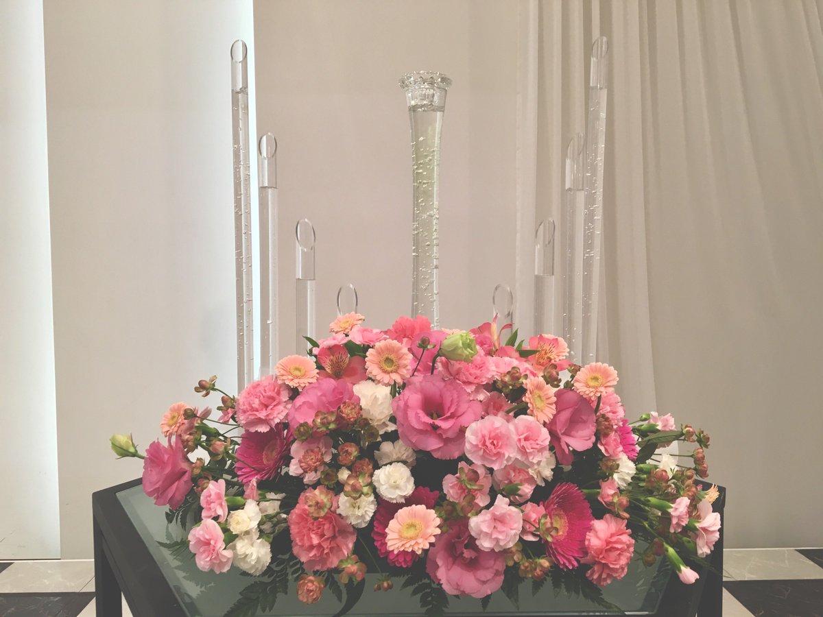 ট ইট র アートクレフクラブ メインキャンドルの前も 沢山のお花で飾り付け 結婚式 Wedding ウェディング メインキャンドル 装花 生花 キャンドル装花