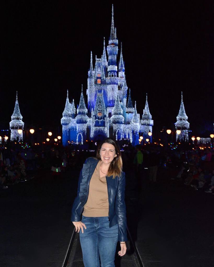 cecideviaje's tweet photo. A los 10, a los 20, a los 30. La sonrisa es la misma 😁✨
📍 @WaltDisneyWorld #MagicKingdom
.
.
.
#CDVenDisney
_________________
#DisneyWorld #JuntosEnDisney #DisneyHolidays #disneyfan #orlando #viajar #travel #travelblogger #redargtb #travelpics #travelvlogger #cecideviaje #vi… https://t.co/Kh8ed2eoRg