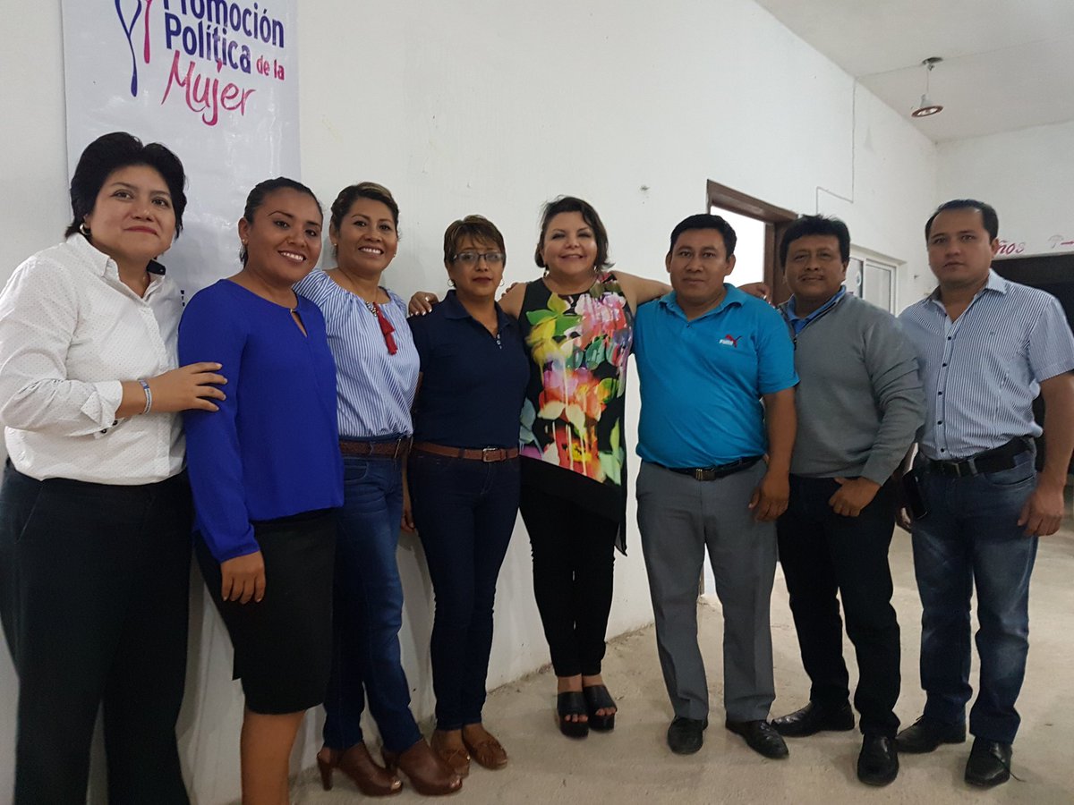 PANCAMPECHECDE's tweet photo. Nuestra presidenta @YOVAVEMX con amigos militantes de Tenabo. https://t.co/f6XmC1PRzD