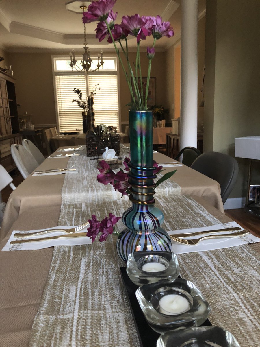 LoganCoop3's tweet photo. Made it through thanksgiving dinner without the fam noticing i switched out one of the vases https://t.co/vuqUGTE20W