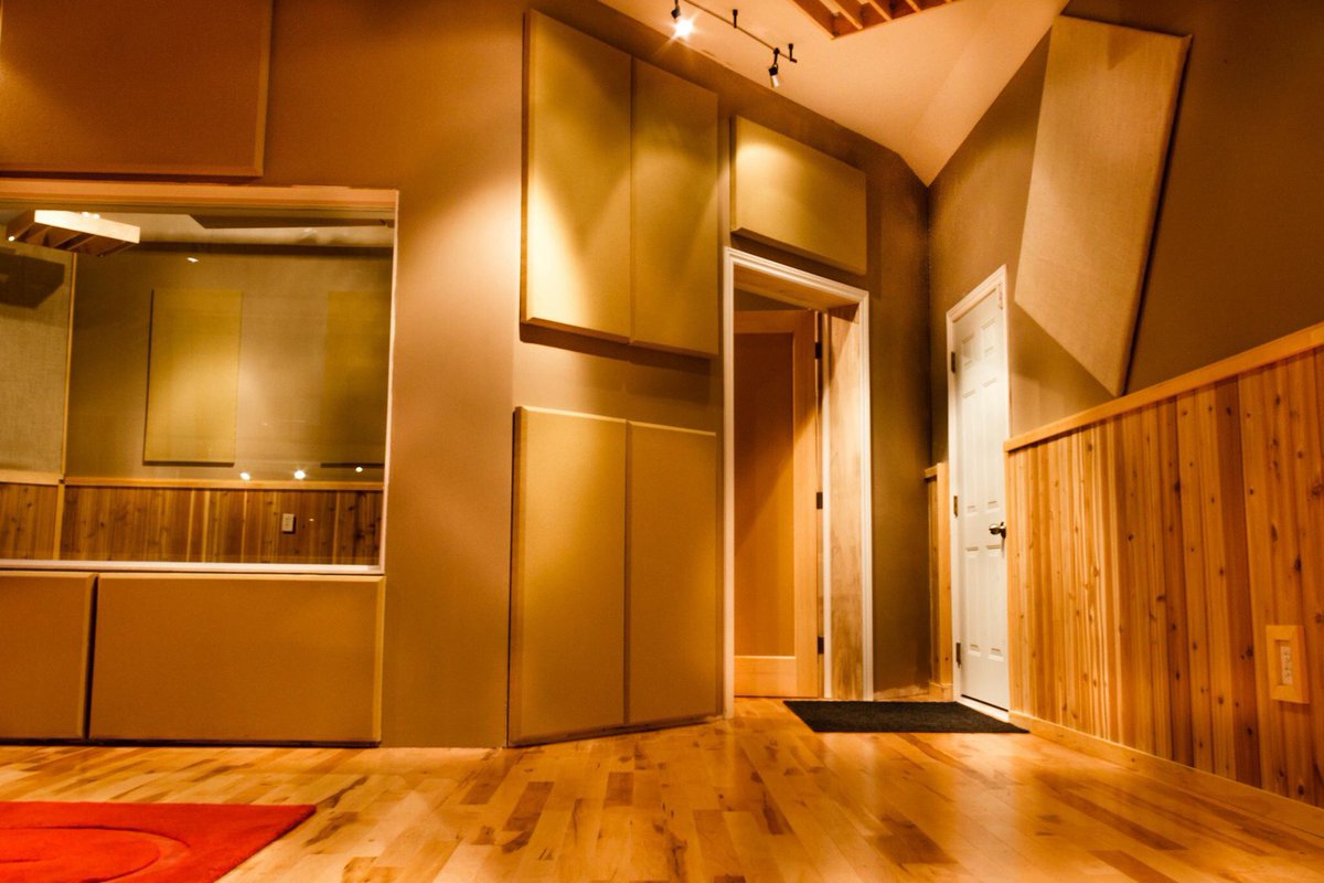 bydnro's tweet photo. My Recording Studio in #Toronto Canada #4Soundmedia #4Sound #4smg #6ixside #tdot #6ix https://t.co/Npx2UfL1Ch