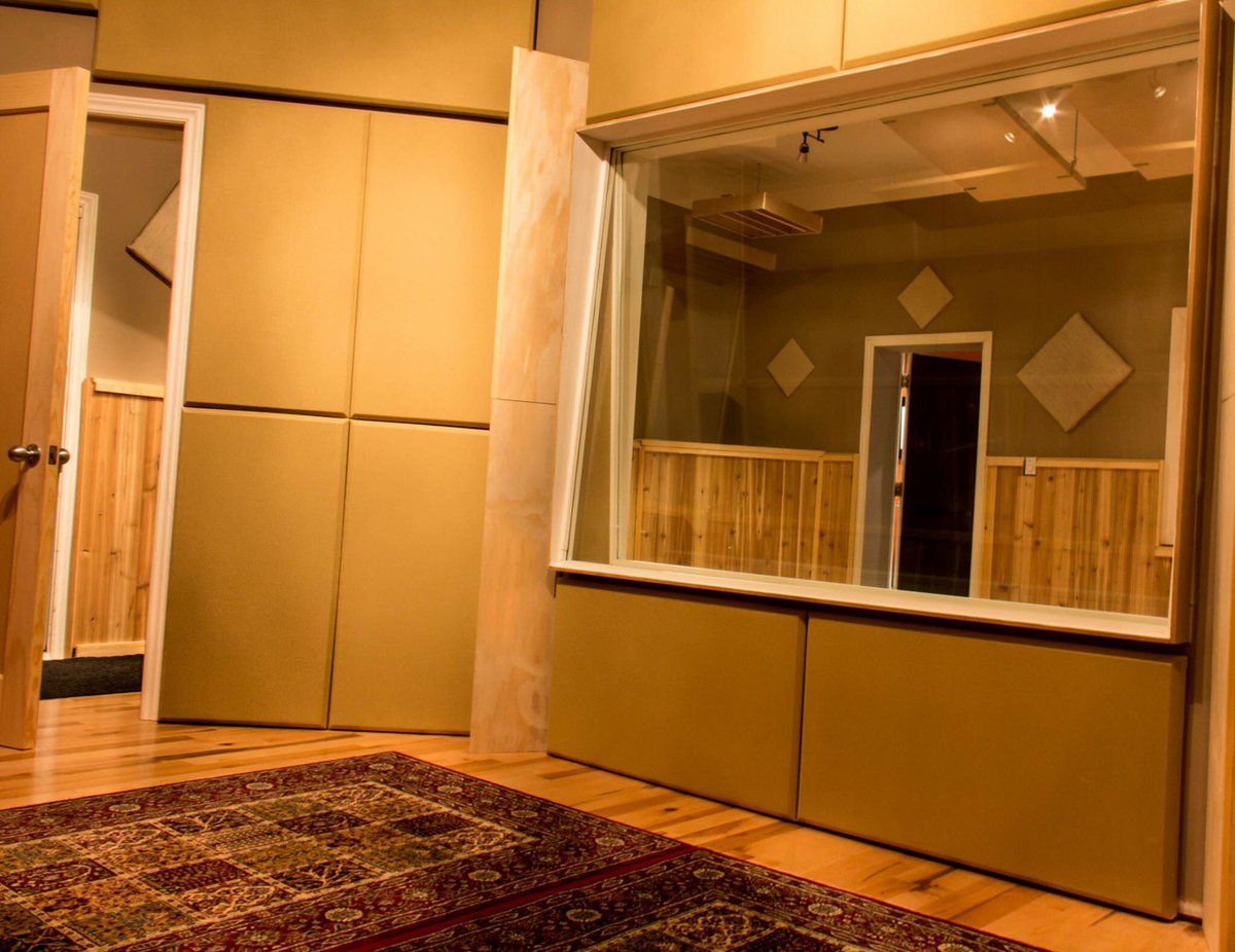 bydnro's tweet photo. My Recording Studio in #Toronto Canada #4Soundmedia #4Sound #4smg #6ixside #tdot #6ix https://t.co/Npx2UfL1Ch
