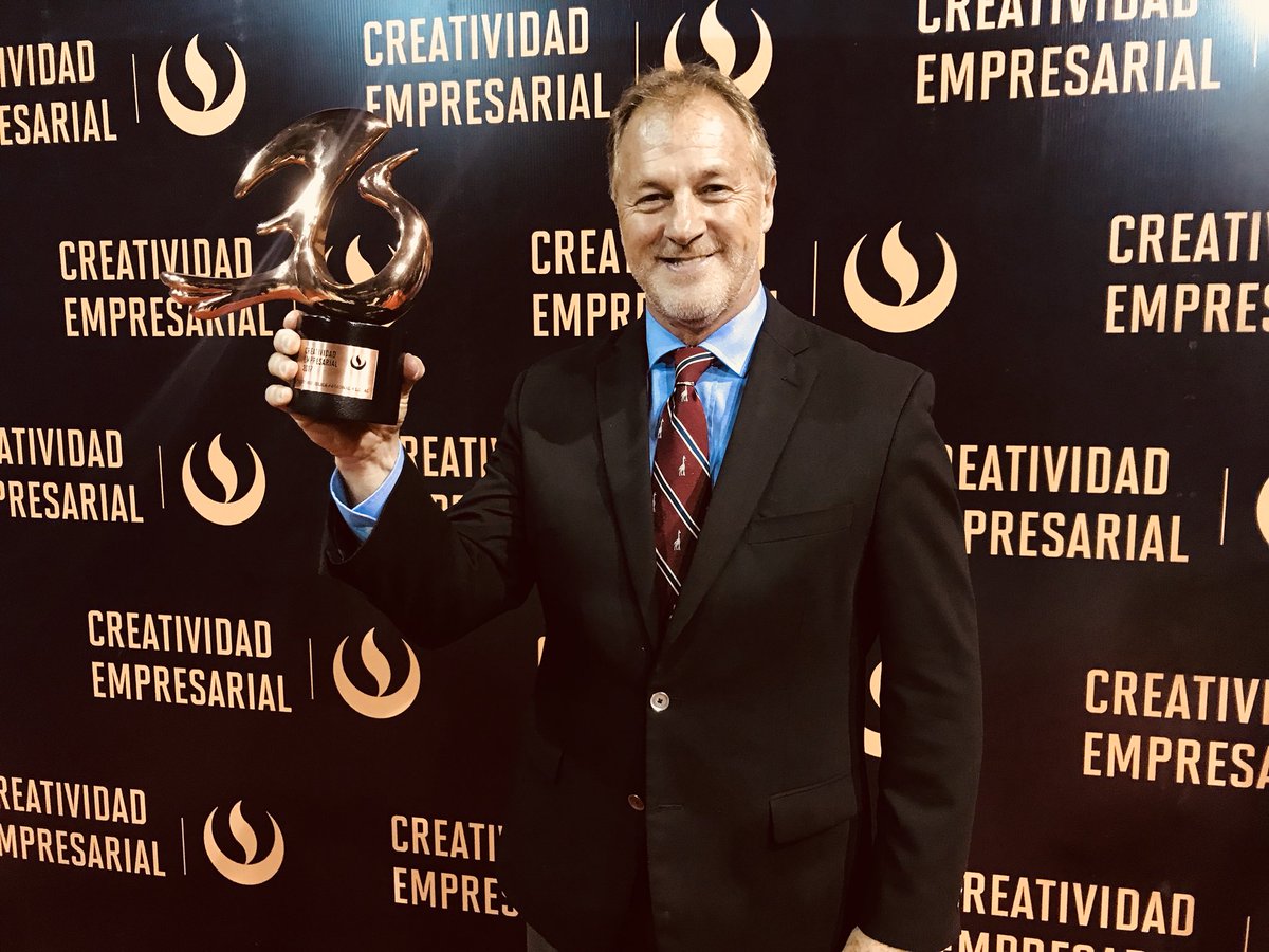 JorgeMunozPe's tweet photo. Con innovación es posible soñar y lograr una ciudad mejor, y este reconocimiento es una muestra de ello. Gracias #UPC y #CreatividadEmpresarial por haber reconocido esta noche a Miraflores: ciudad que lee, en categoría gestión pública local. @MuniMiraflores https://t.co/goFdwF4HGD