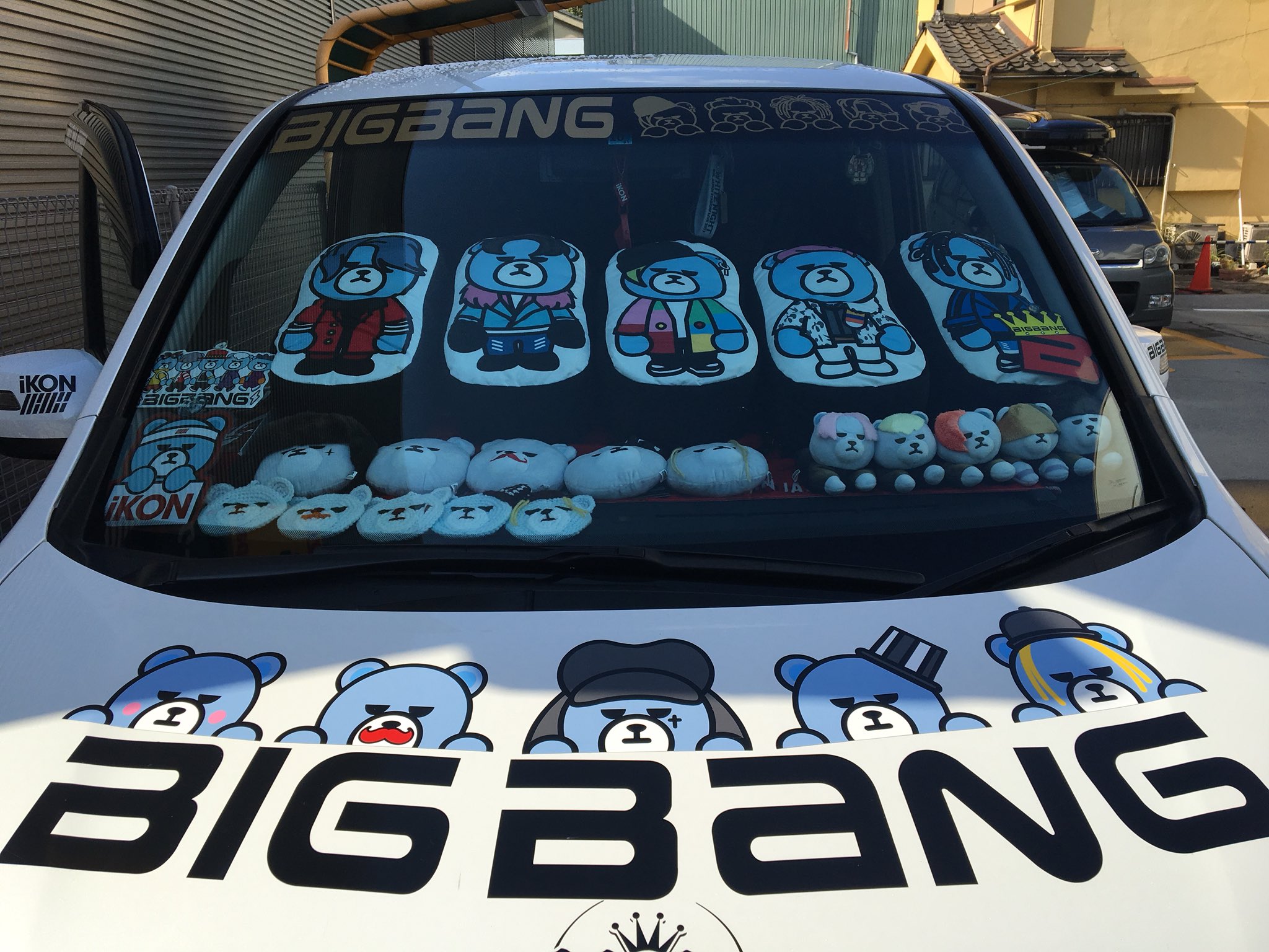 Bigbang Bigbang Bigbang京セラドーム 2日間 こんな車がドーム裏の駐車場に停まっています 見かけたら声を かけてください Bigbang Bigbang 京セラドーム Bigbang京セラドーム Bigbang京セラドーム T Co Wrdp0mrqbu Twitter