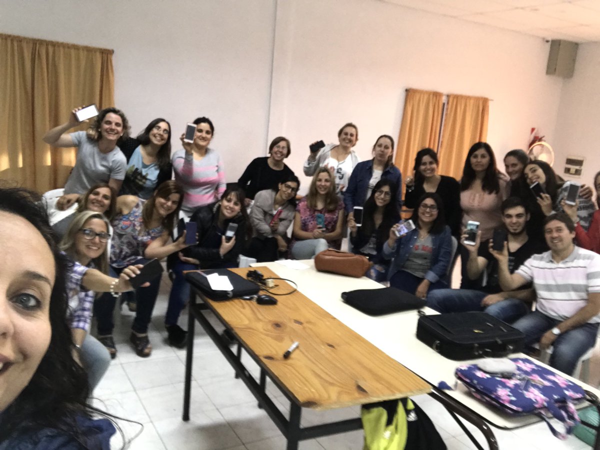 moni_ehernandez's tweet photo. Cierre del curso Tic en el aula: enseñar y aprender con celulares @BaheDfc @ciiehenderson Excelente trabajo de los profes!!! https://t.co/bAgGt6kZNJ