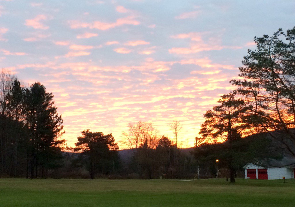 ellelljaytoo's tweet photo. #ThanksgivingSunset in God's Country PA 🍁woodsmoke, long & happy day.
Beauty is out there (easy to see it here) 💕💝💘 https://t.co/eob8eXfOye