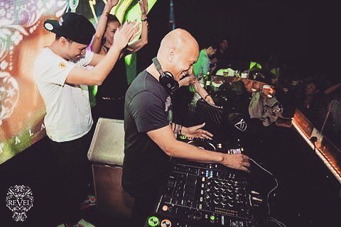 Manomission's tweet photo. GROOVE is in the heart! #groovemanila #revelatthepalace #housemusic #throwbackthursday https://t.co/IZzmrs4dIW https://t.co/bVidL0wRsA