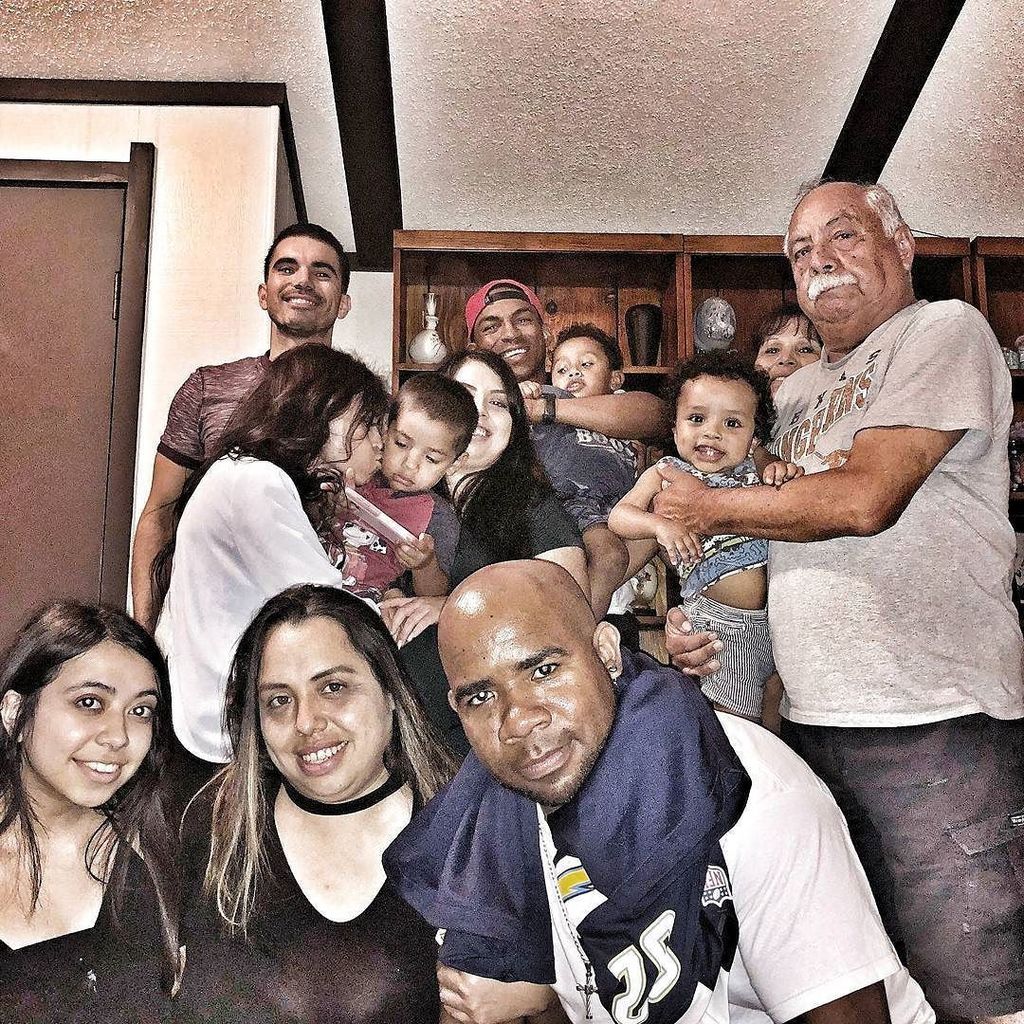 Mister3001's tweet photo. Thanksgiving!! #turkey #eatandeatandeat #food #groupphoto #family #drunk #drinkdrankdrunk https://t.co/dCIACkWRhm