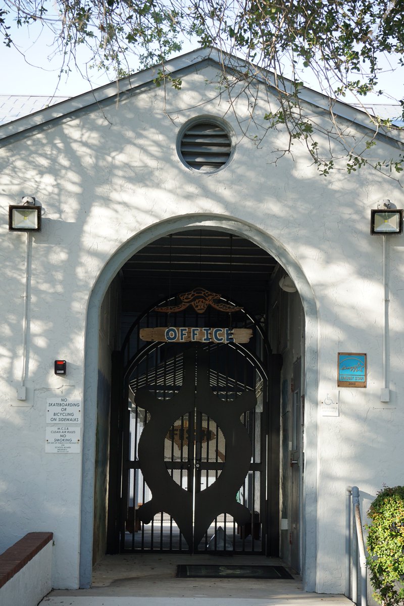 EBLPhotography's tweet photo. Out and about over Thanksgiving Break capturing doors! https://t.co/0eEgbWR5Ec