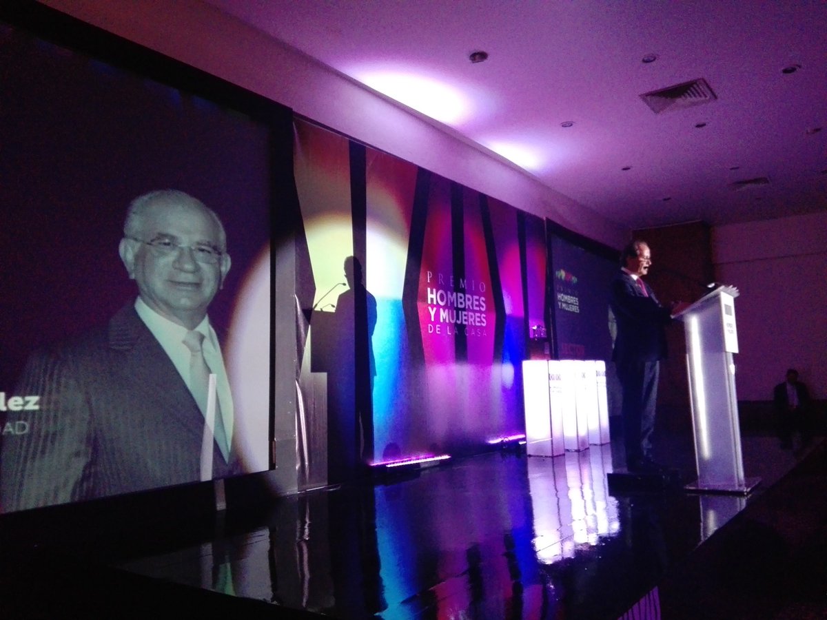 HyMdelaCasa's tweet photo. En #PremioHyM 2017 Pedro Vaca, presidente y director general de @CADUinmo presenta al ganador al sector público https://t.co/NNZEal05qU