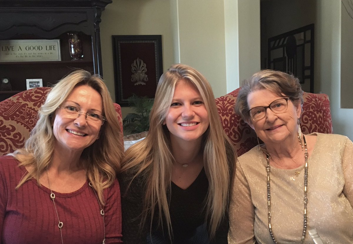 sgunther6's tweet photo. So thankful for my wonderful mother and daughter❤️🍁 https://t.co/lsJsy7D4ho
