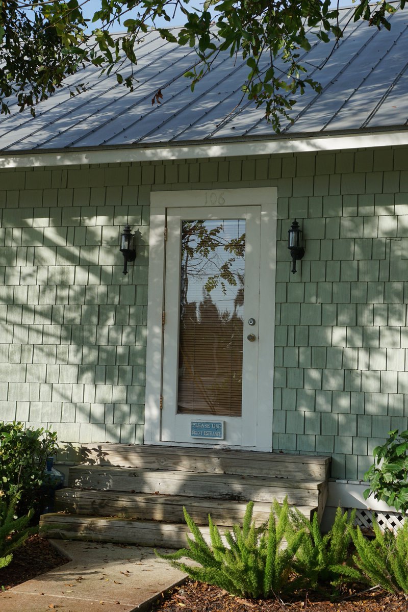 EBLPhotography's tweet photo. Doors are so intriguing! #door #doors #stuart #florida https://t.co/ANFcv7t0Dm