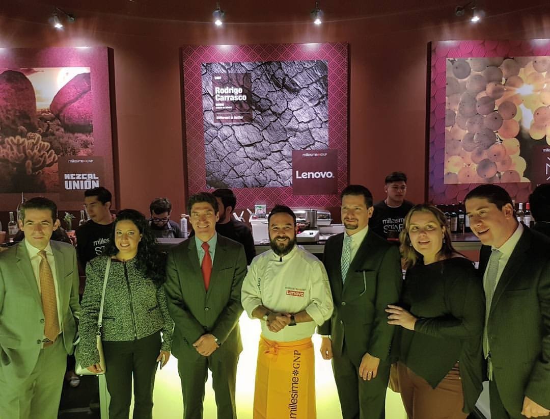 SelloMStudio's tweet photo. Marco Jiménez, Director de @lenovoMX  con el chef Rodrigo carrasco de @BowieMX  #CocinaDeHumo en @MillesimeMexico 

#WeLoveOurClients #DifferentIsBetter #lenovoenmillesime #MillesimeLenovo #MillesimeGNP https://t.co/Ong9T59o17