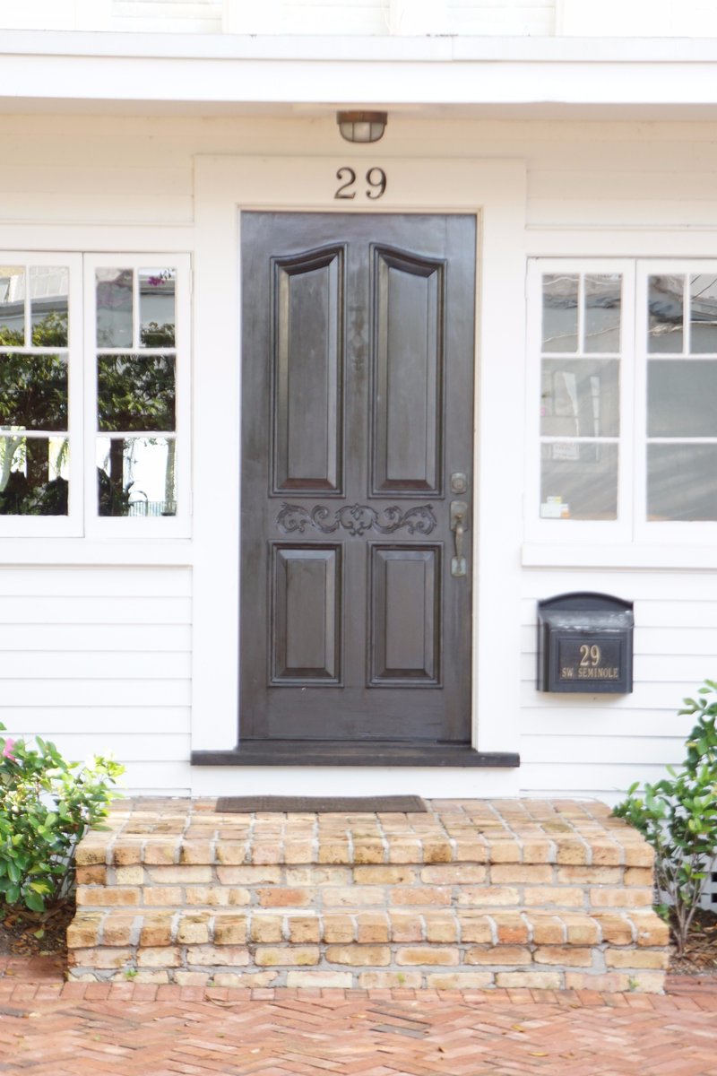 EBLPhotography's tweet photo. What secrets you keep.  #door #doors #stuart #florida https://t.co/kB0j3oUFIB