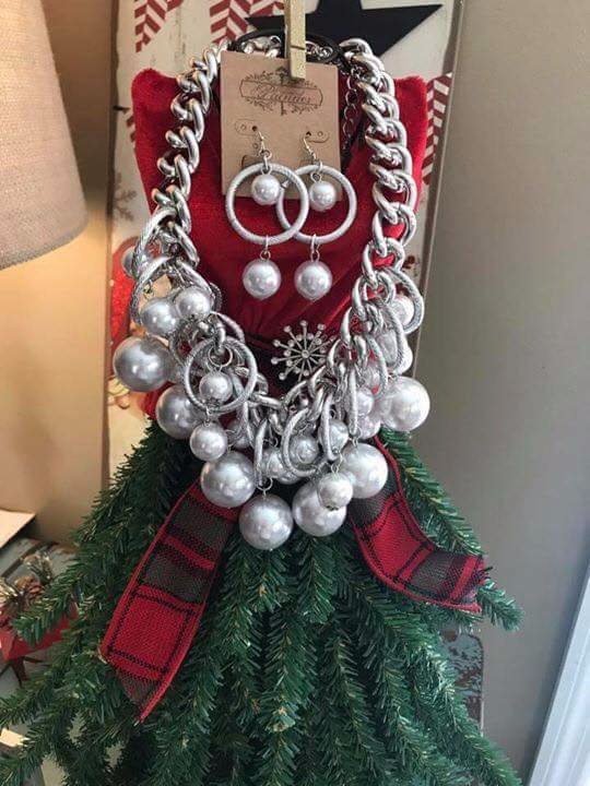ReReHarber's tweet photo. Give PEARLS for Christmas🎅🏼 https://t.co/JxQlpT99Sv