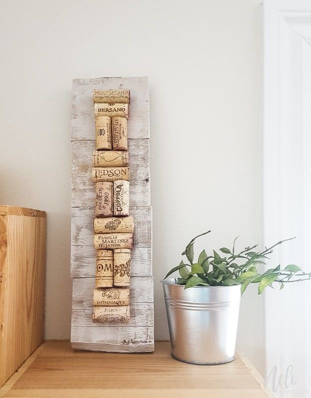 How to make a rustic bulletin board out of wine corks | Nelidesign buff.ly/2mL3XNQ via <a href="/nelidesign/">Natalie Desrochers</a>