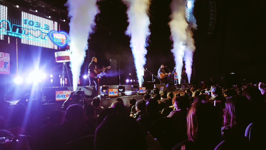 amor1033's tweet photo. La gente canta #ConTodoAmor a lado de @Matisse_Mx Ve todos los detalles en https://t.co/qyG0NpazD3 😍🤗 https://t.co/DjTj0GzVSt