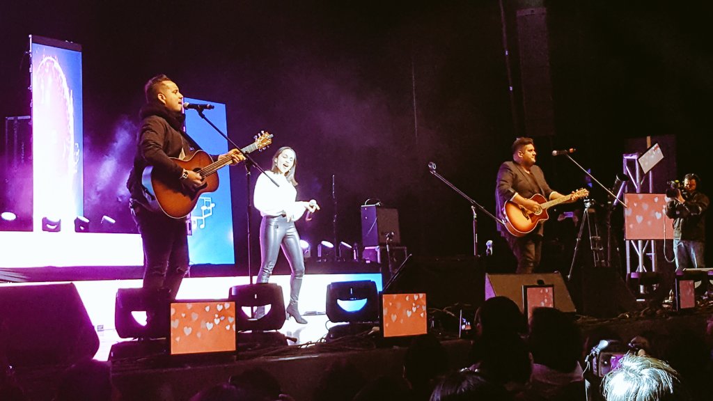 amor1033's tweet photo. La gente canta #ConTodoAmor a lado de @Matisse_Mx Ve todos los detalles en https://t.co/qyG0NpazD3 😍🤗 https://t.co/DjTj0GzVSt
