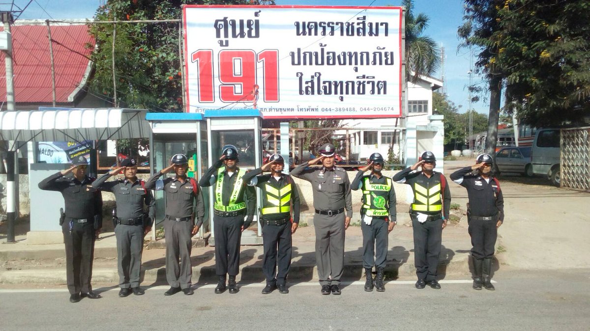 police_dkt's tweet photo. ตำรวจด่านขุนทด ปกป้องทุกภัย ใส่ใจทุกชีวิต 
พ.ต.อ.เสกสรร  บุญยรัชนิกร  ผกก. สภ. ด่านขุนทด  ตรวจความพร้อมป้าย 191 เพื่อให้บริการบริการประชาชน
ฝ่ายประชาสัมพันธ์สภด่านขุนทด 24/11/2560
#ตำรวจภาค3 
#ตำรวจโคราช 
#ตำรวจด่านขุนทด https://t.co/wqyFAO5ti5 https://t.co/0d1dLlN4jl