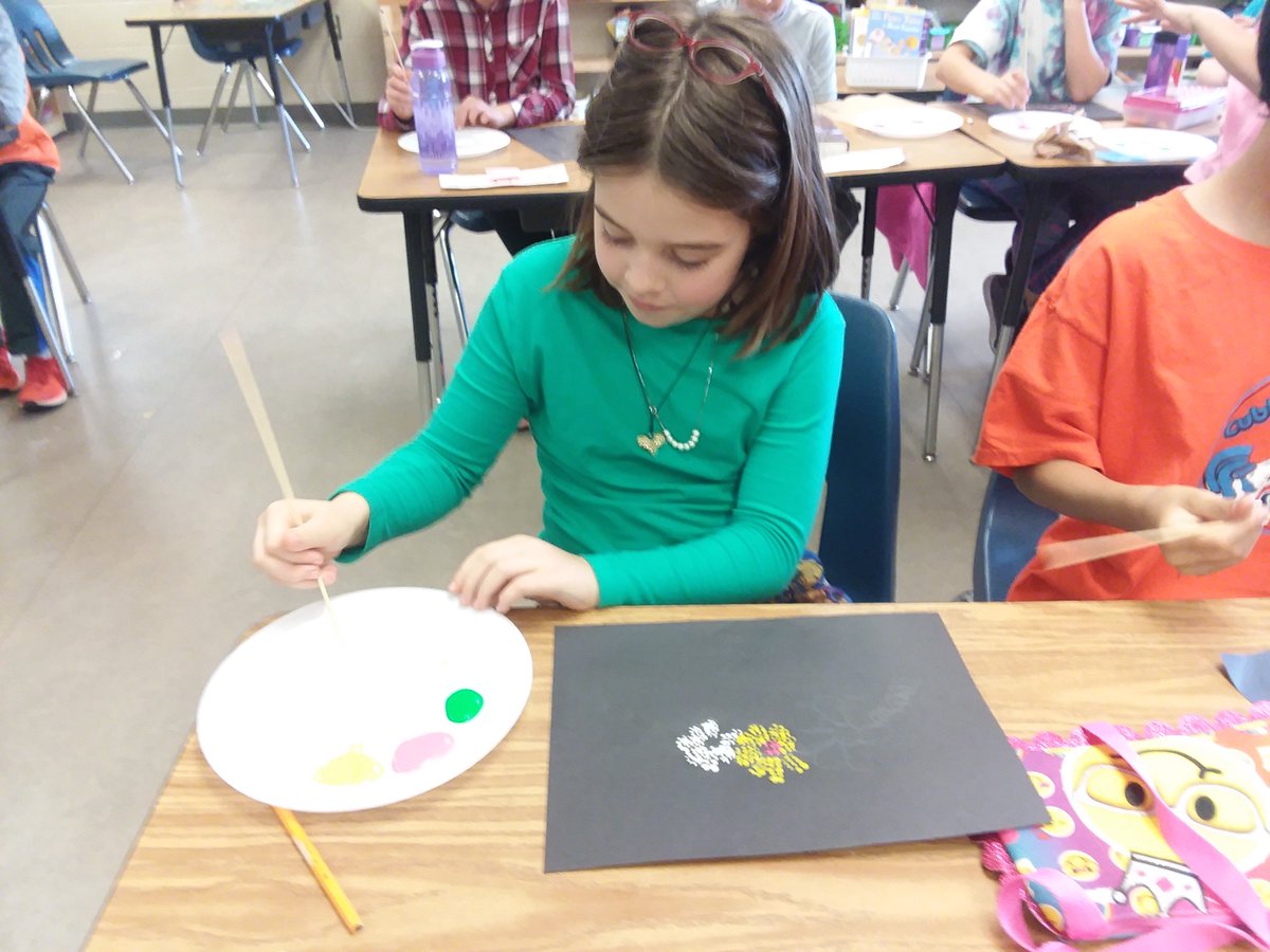 MichelleLatz's tweet photo. Native American beadwork simulation using paint and skewers. #RHPride https://t.co/q7BVTCLPdq